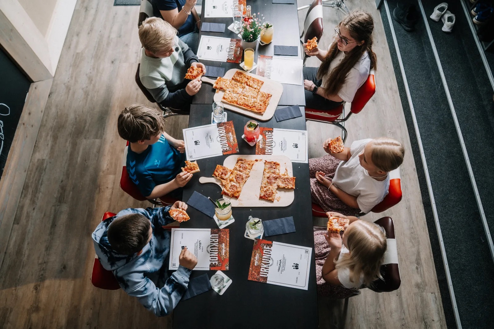 Kinder essen Pizza beim Geburtstag